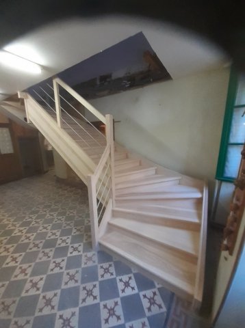 Création d'un escalier deux quarts tournants a gauche sur mesure en frêne à Virieu 