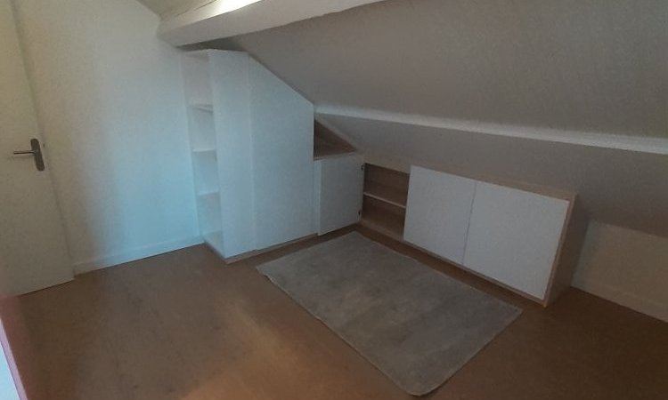 entreprise pour la pose de parquet dans une chambre